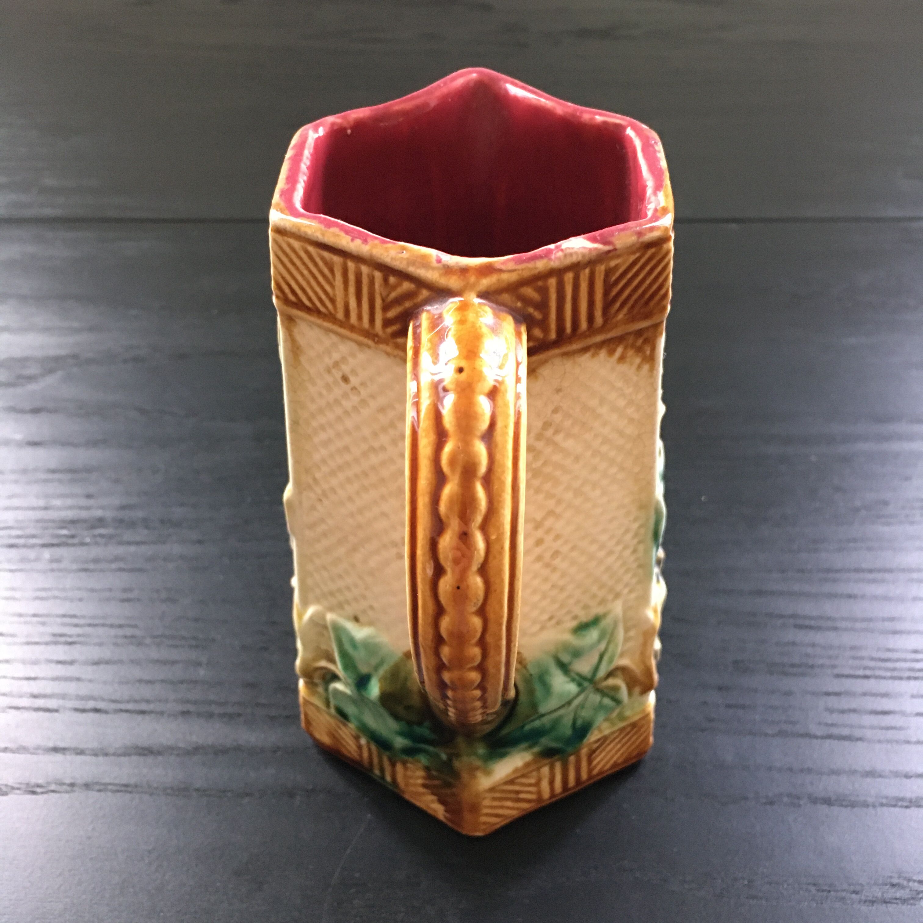 Onnaing dabbling pitcher