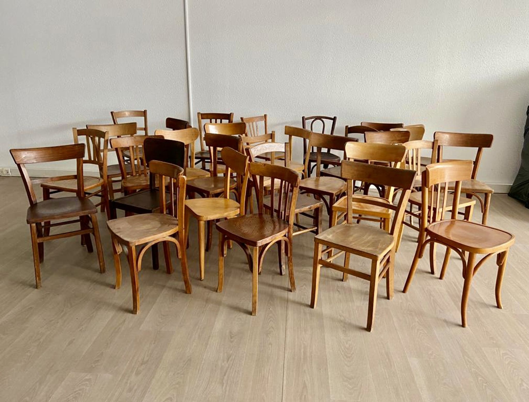 Set of 30 bistro chairs BOIS COURBÉ Vintage 60s mismatched