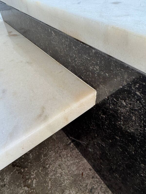 Table basse postmoderne en marbre blanc et granit noir — design sculptural asymétrique