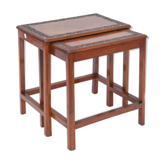 Tables gigognes en bois sculpté