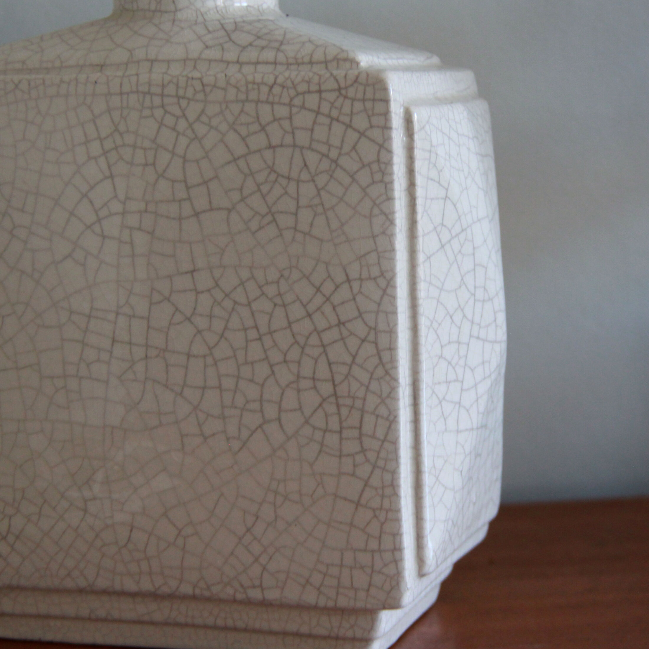 Cracked ceramic bedside lamp