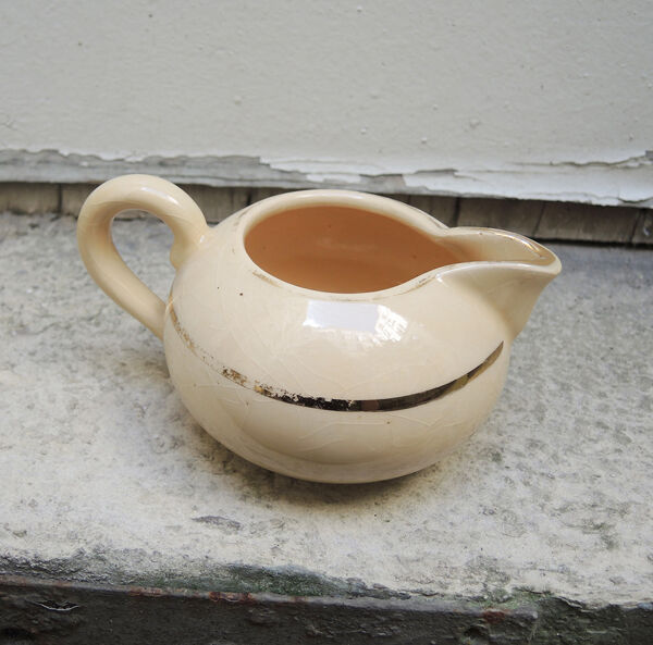 Ancien service de petit déjeuner au lit en faïence avec plateau