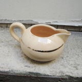 Former breakfast service at the earthenware bed with tray