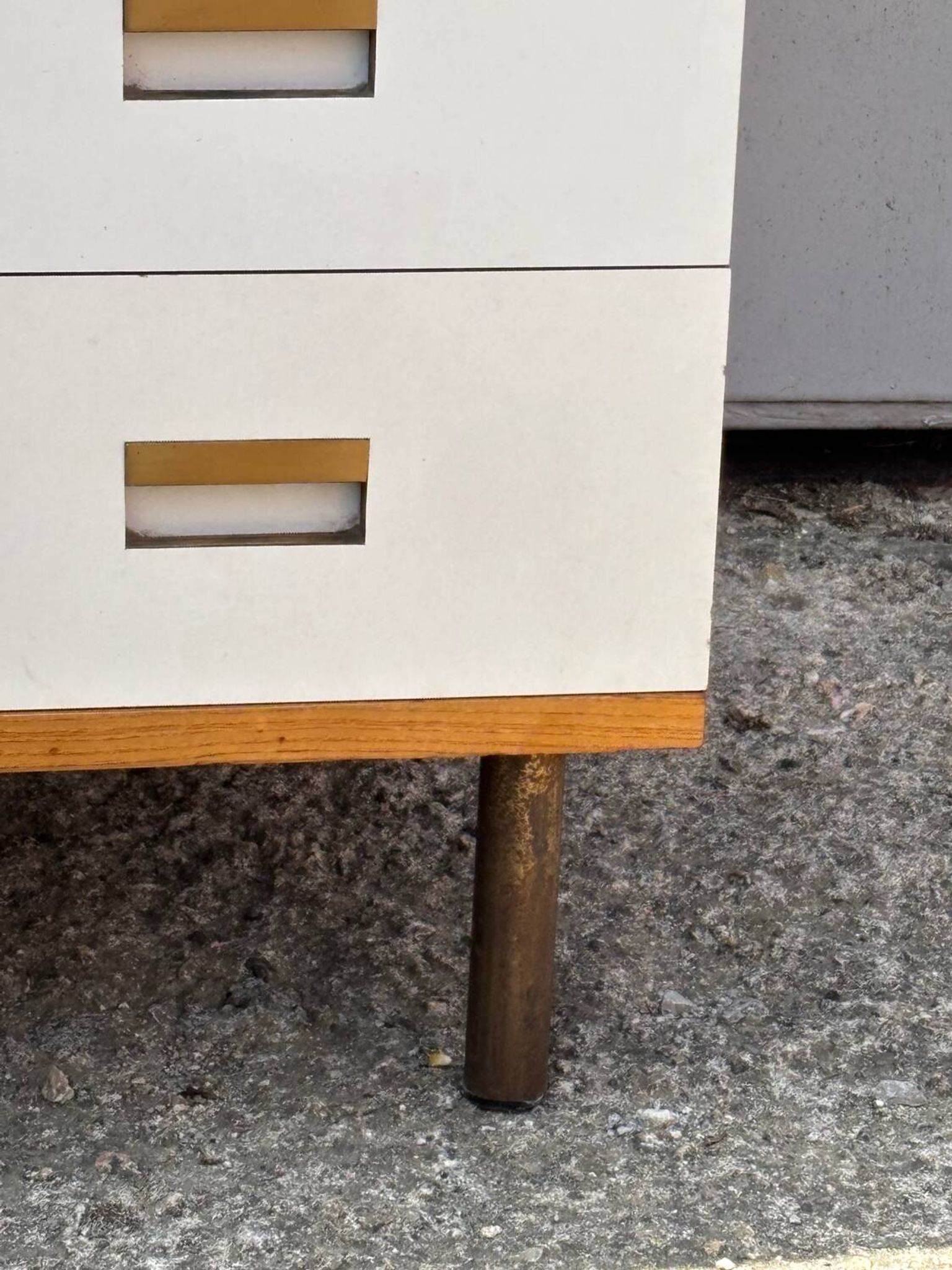 Commode années 70 chêne, laiton et placage blanc cassé