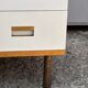 Commode années 70 chêne, laiton et placage blanc cassé