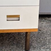 Commode années 70 chêne, laiton et placage blanc cassé