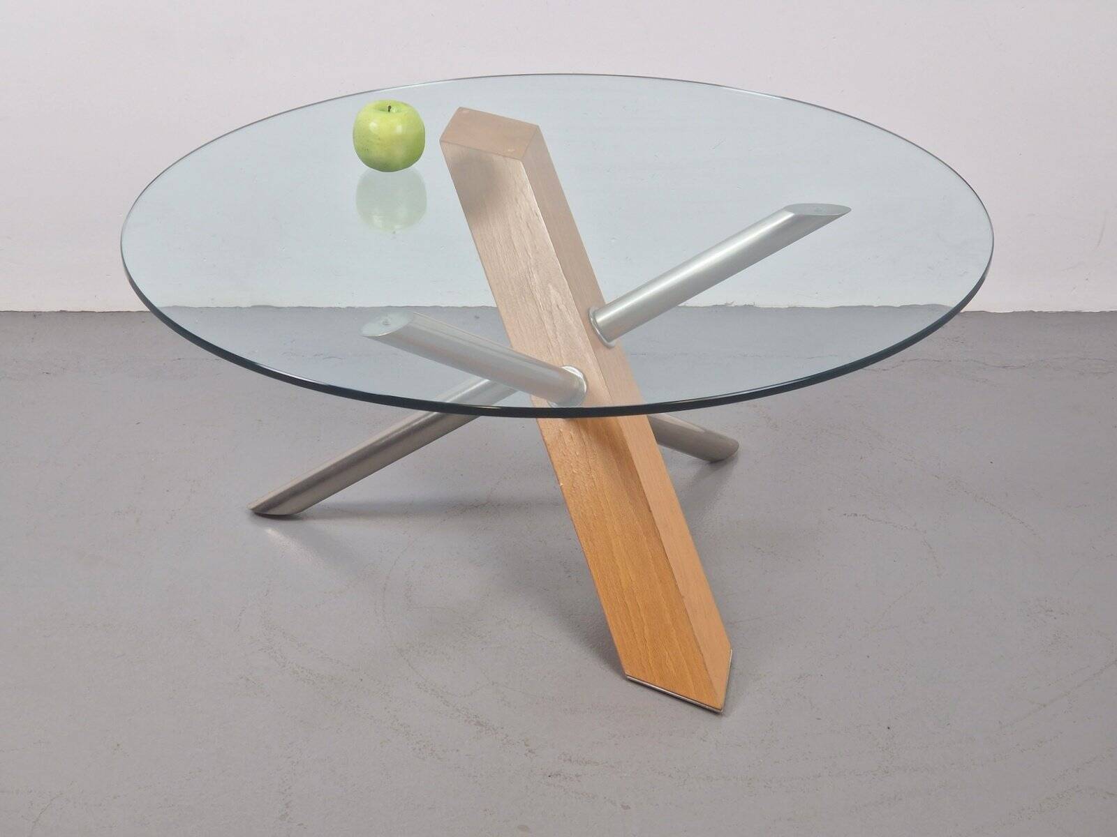 Table basse croisée postmoderne en bois, acier inoxydable et verre, Italie, années 1990.
