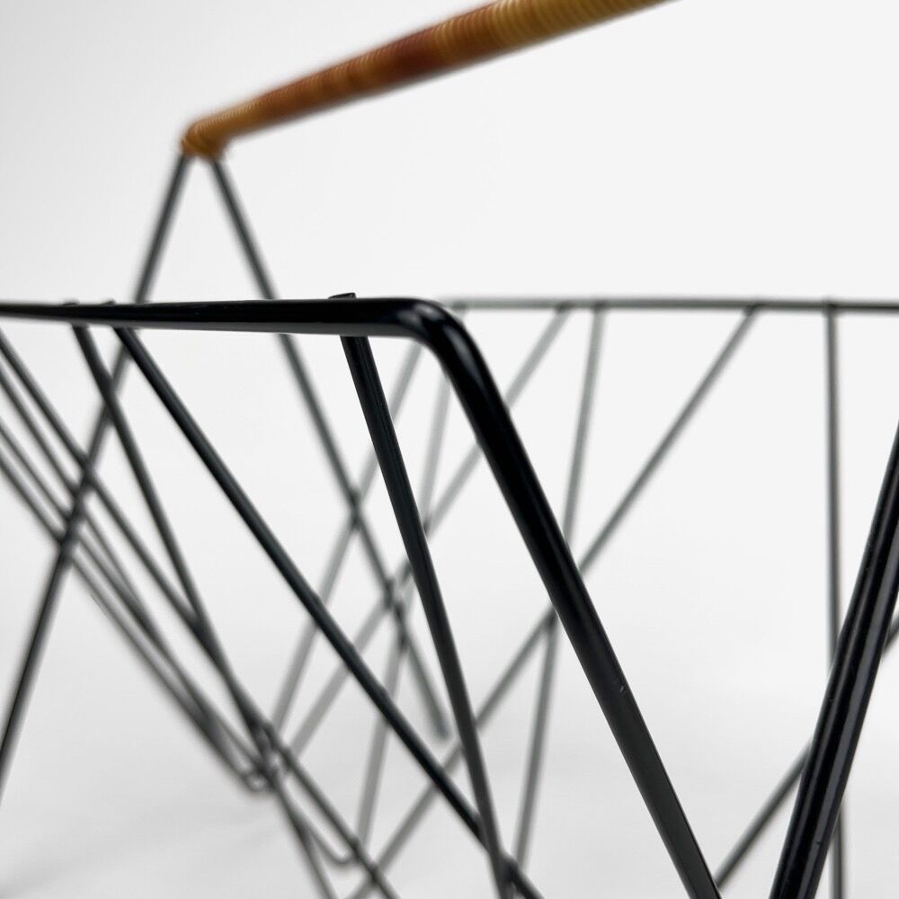 Metal and scoubidou graphic magazine holder 60s
