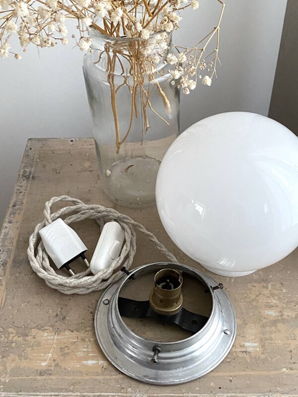 Petite lampe à poser globe opaline