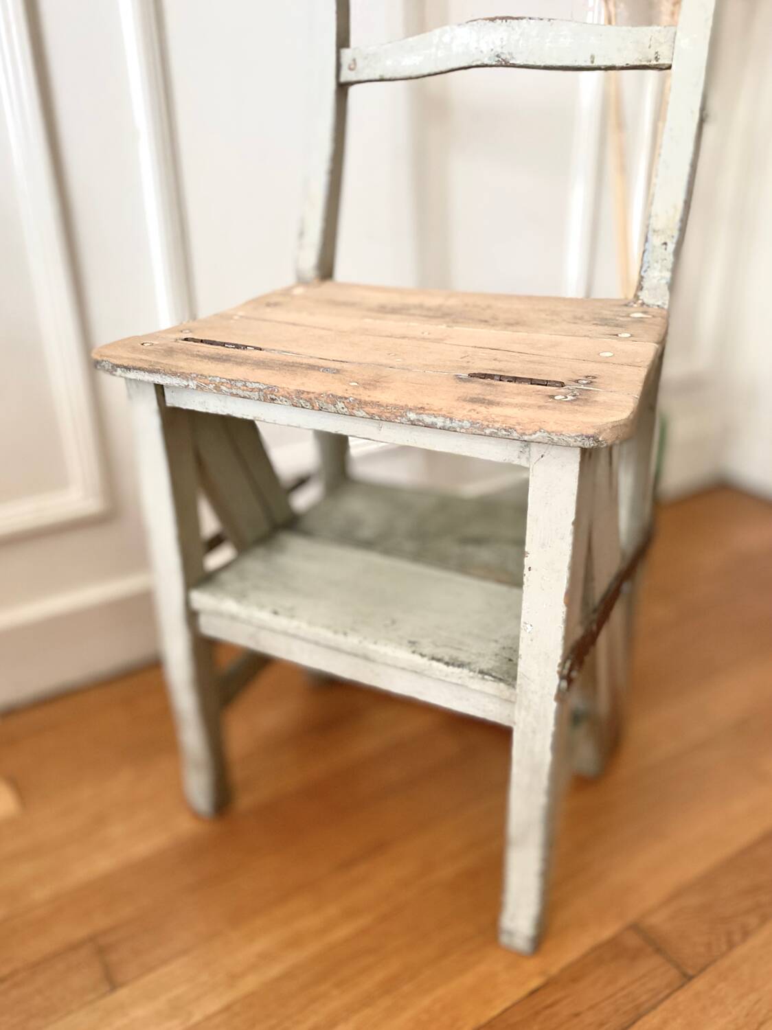 Transformable stepladder chair