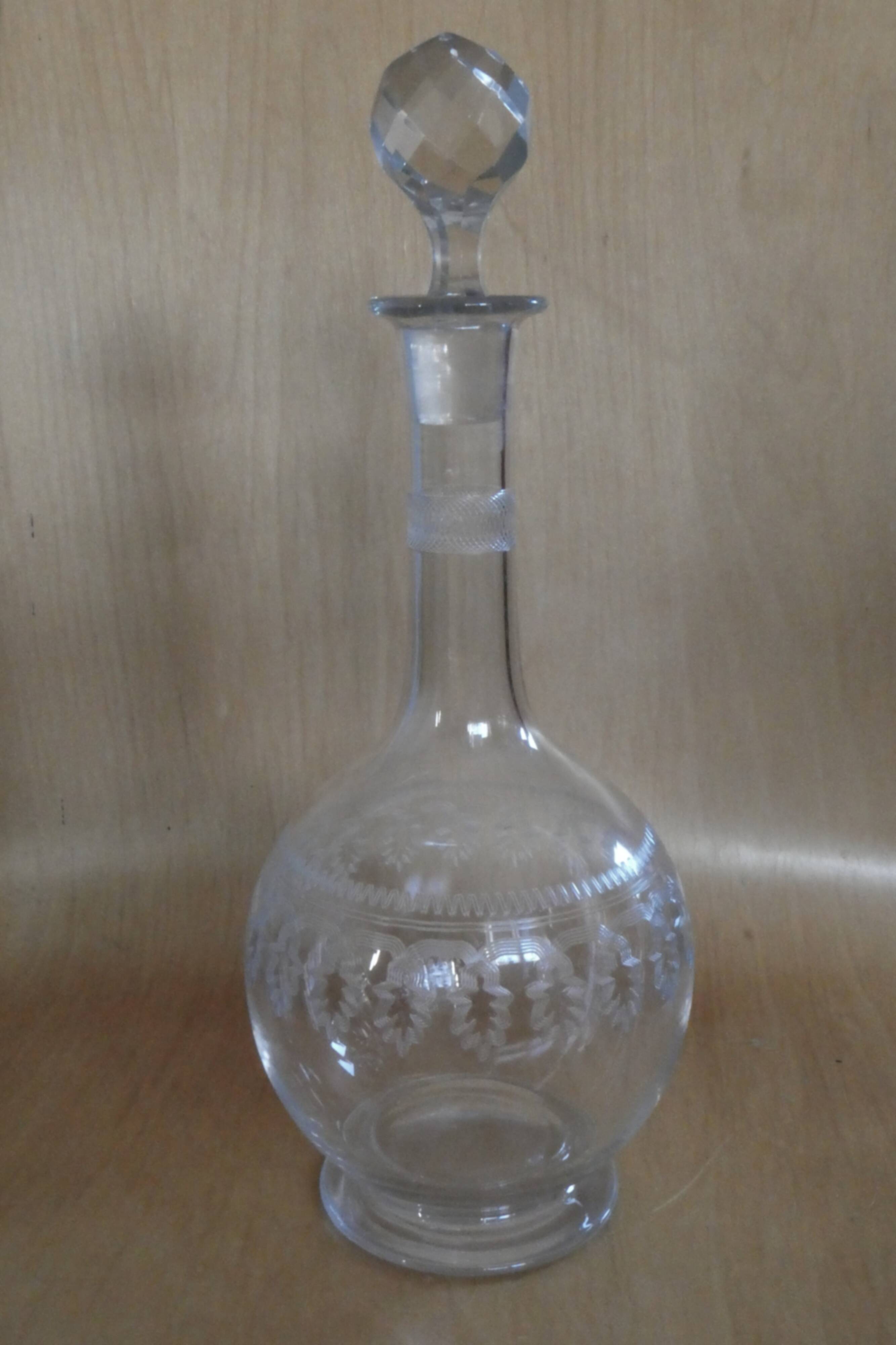 Ancienne carafe à vin / carafe à décanter en verre et cristal.