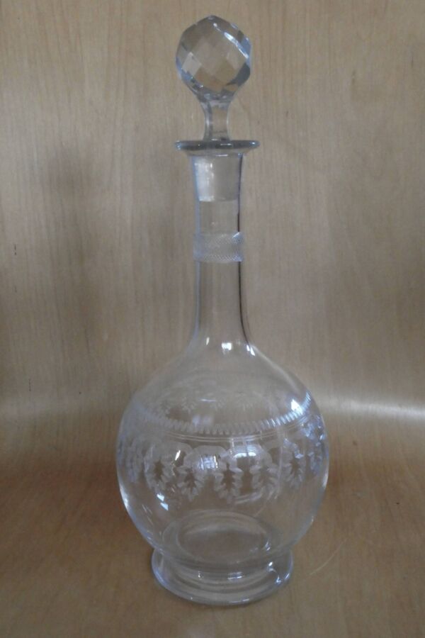Ancienne carafe à vin / carafe à décanter en verre et cristal.