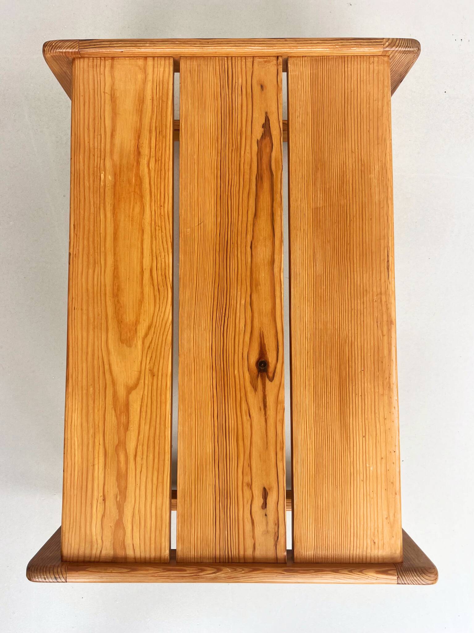 table basse en pin brutaliste