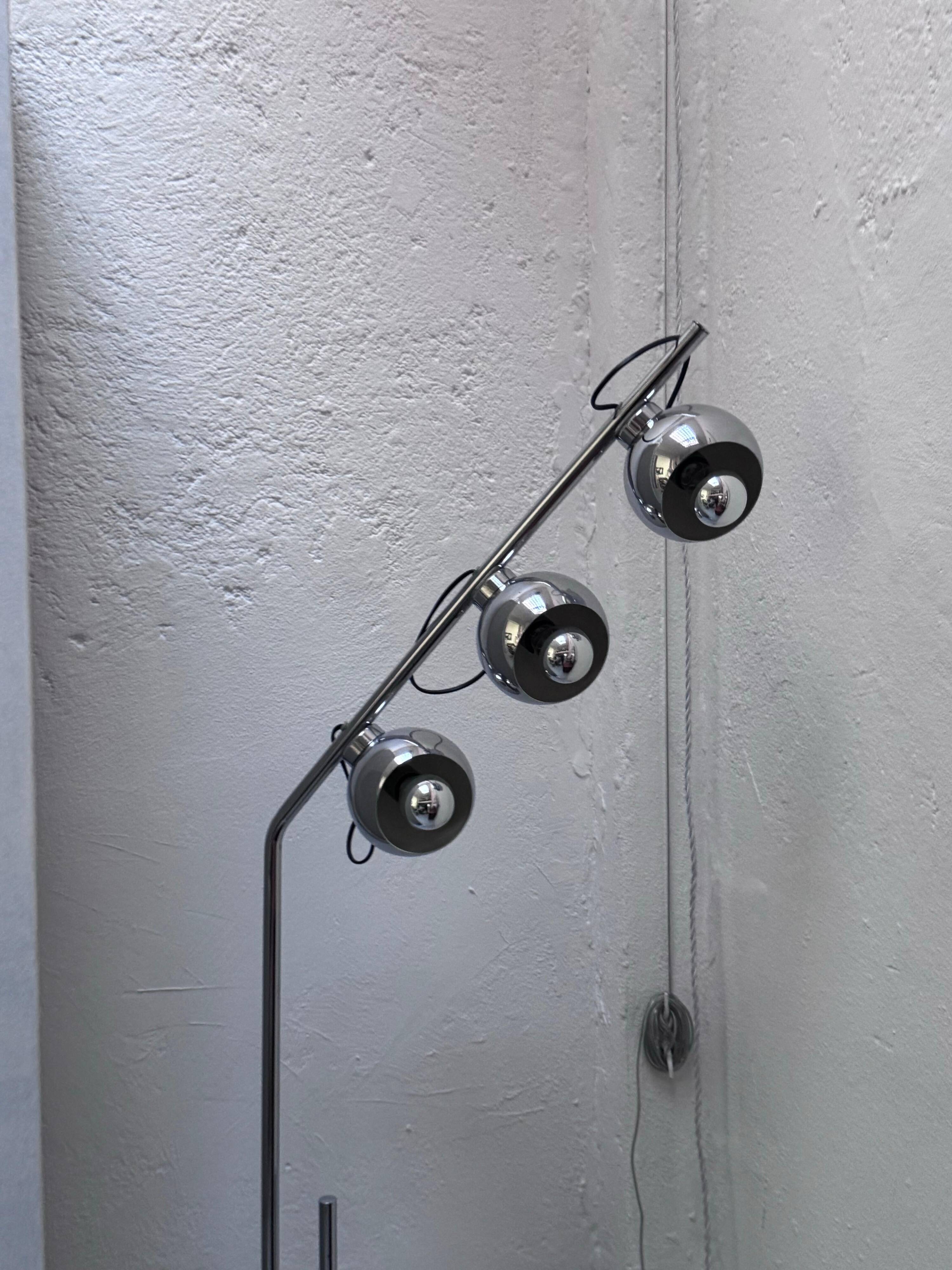 Lampadaire space age en métal chromé avec lumières magnétiques par Reggiani