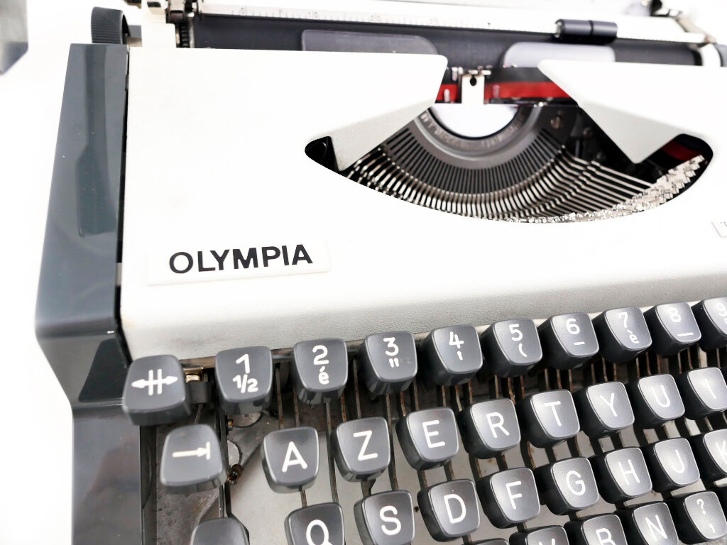 Typewriter, olympia traveller luxury  white