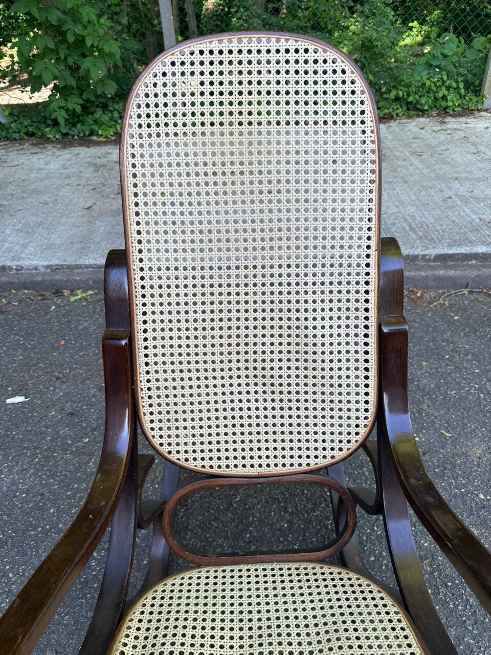 Rocking-chair vintage en bois massif courbé et cannée