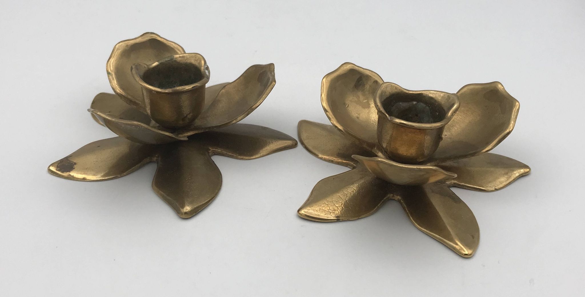 Pair of brass candle holders, duo of flowers vintage, 1970s