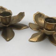 Pair of brass candle holders, duo of flowers vintage, 1970s