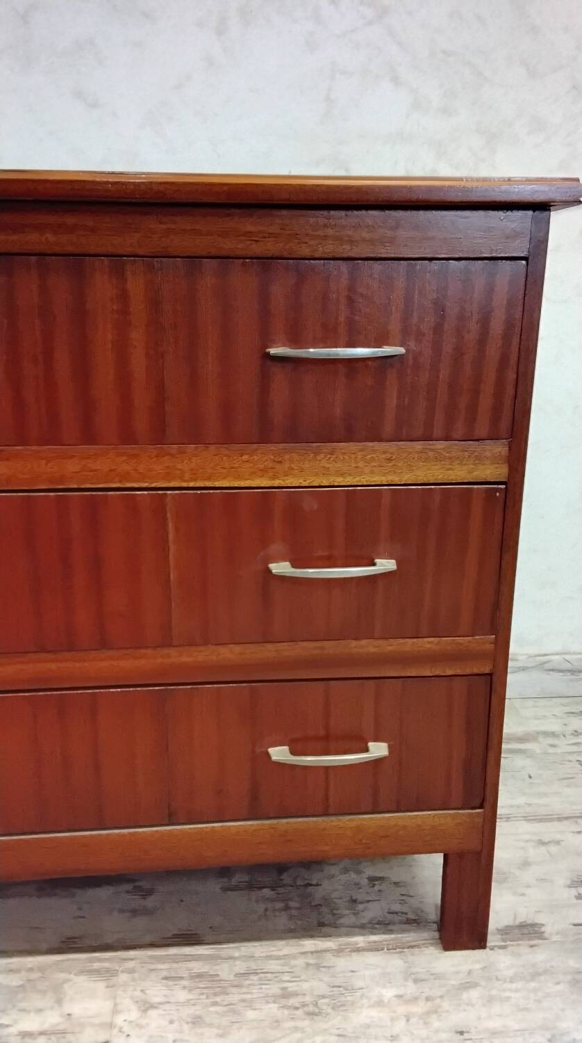 Wooden chest of drawers