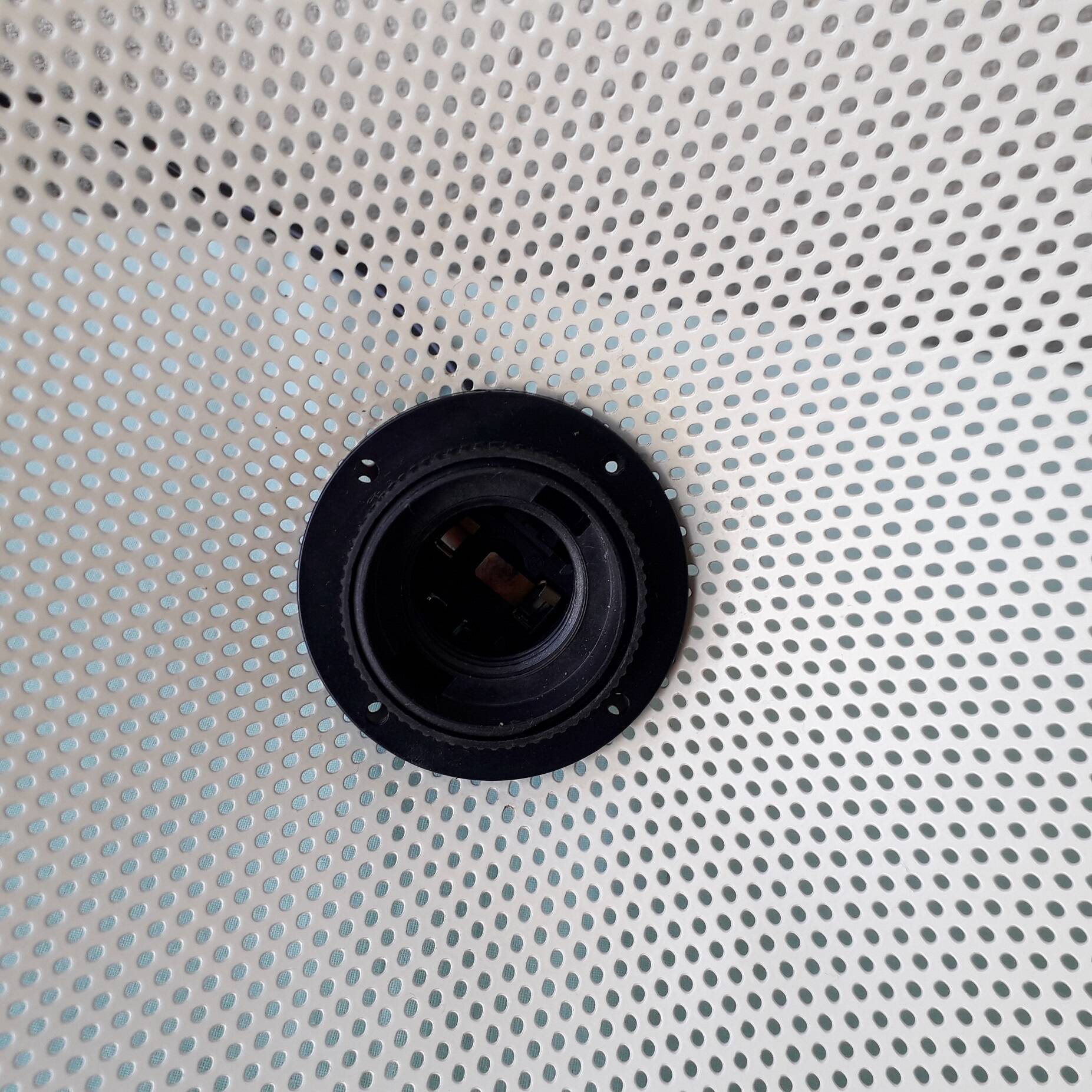 Suspension en métal perforé blanc