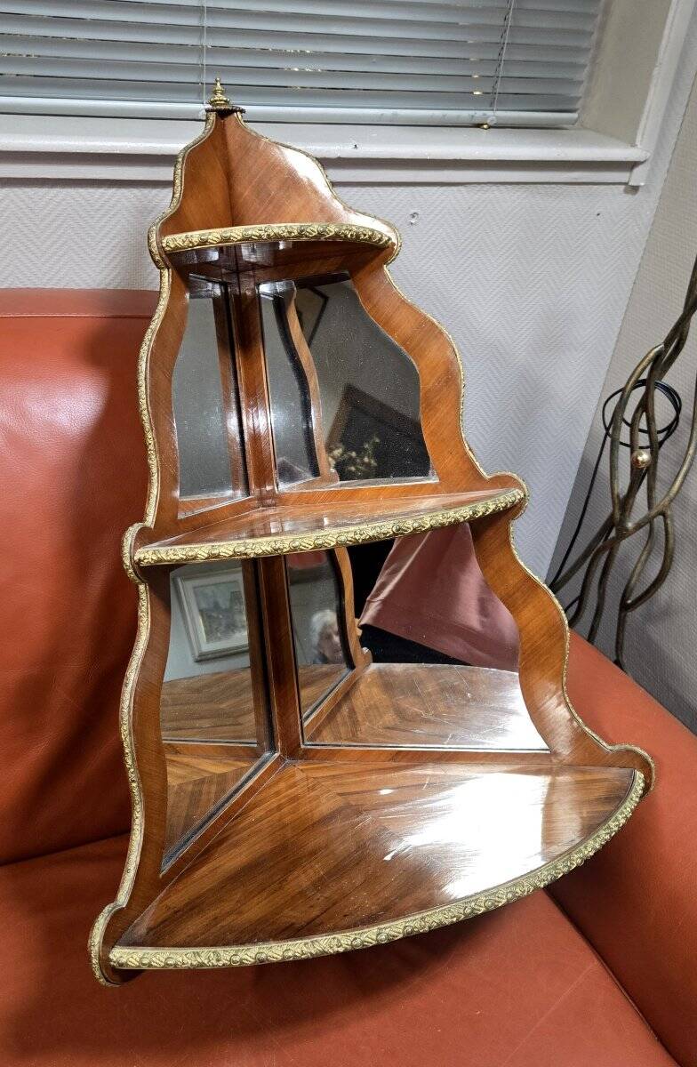 Vitrine d’angle en bois de rose époque Napoléon III