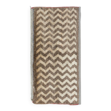 Tapis d'accent turc Tulu fait main vintage en marron et beige avec un design en zigzag. 100 % laine.