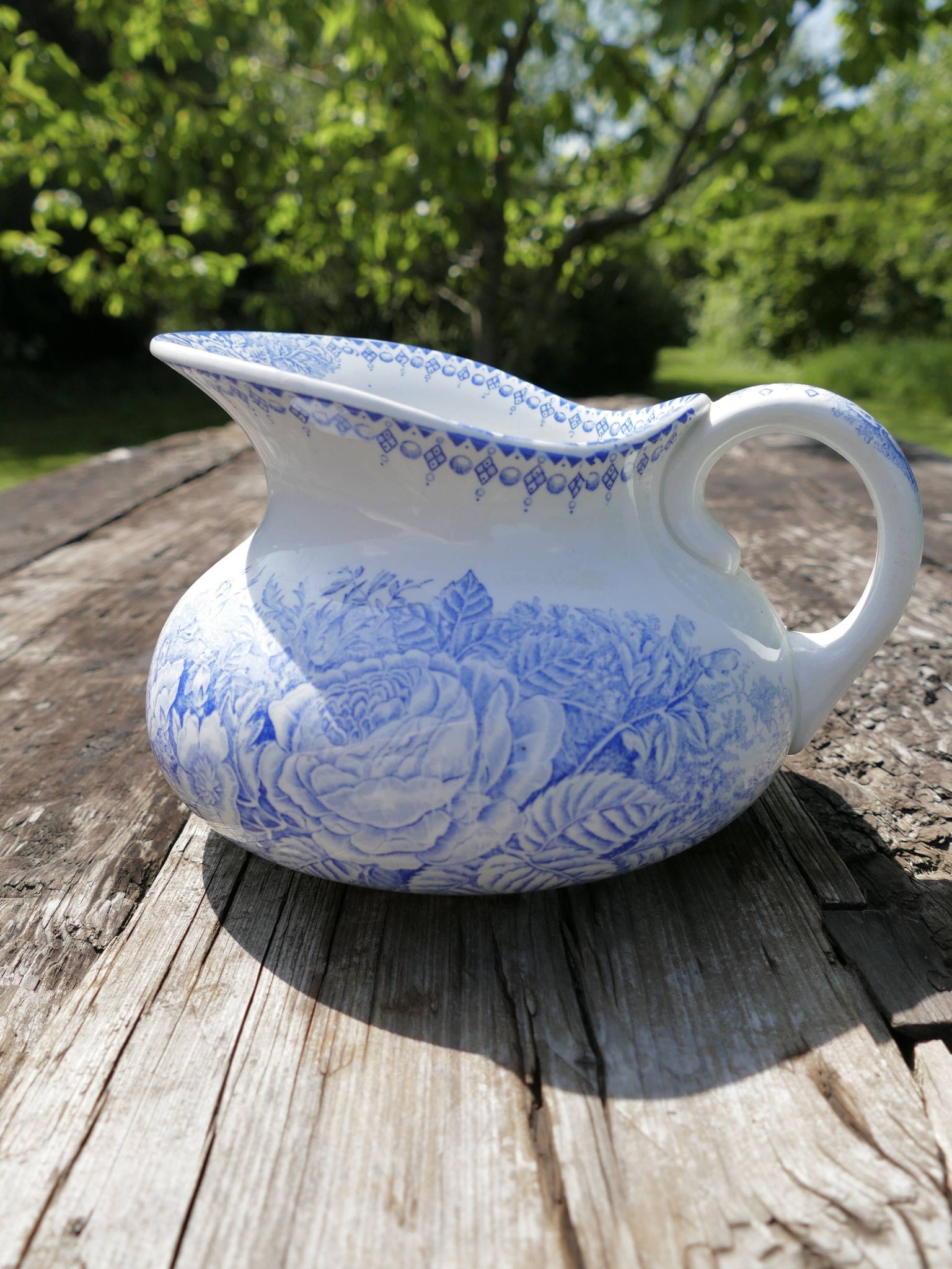 Iron earth pitcher