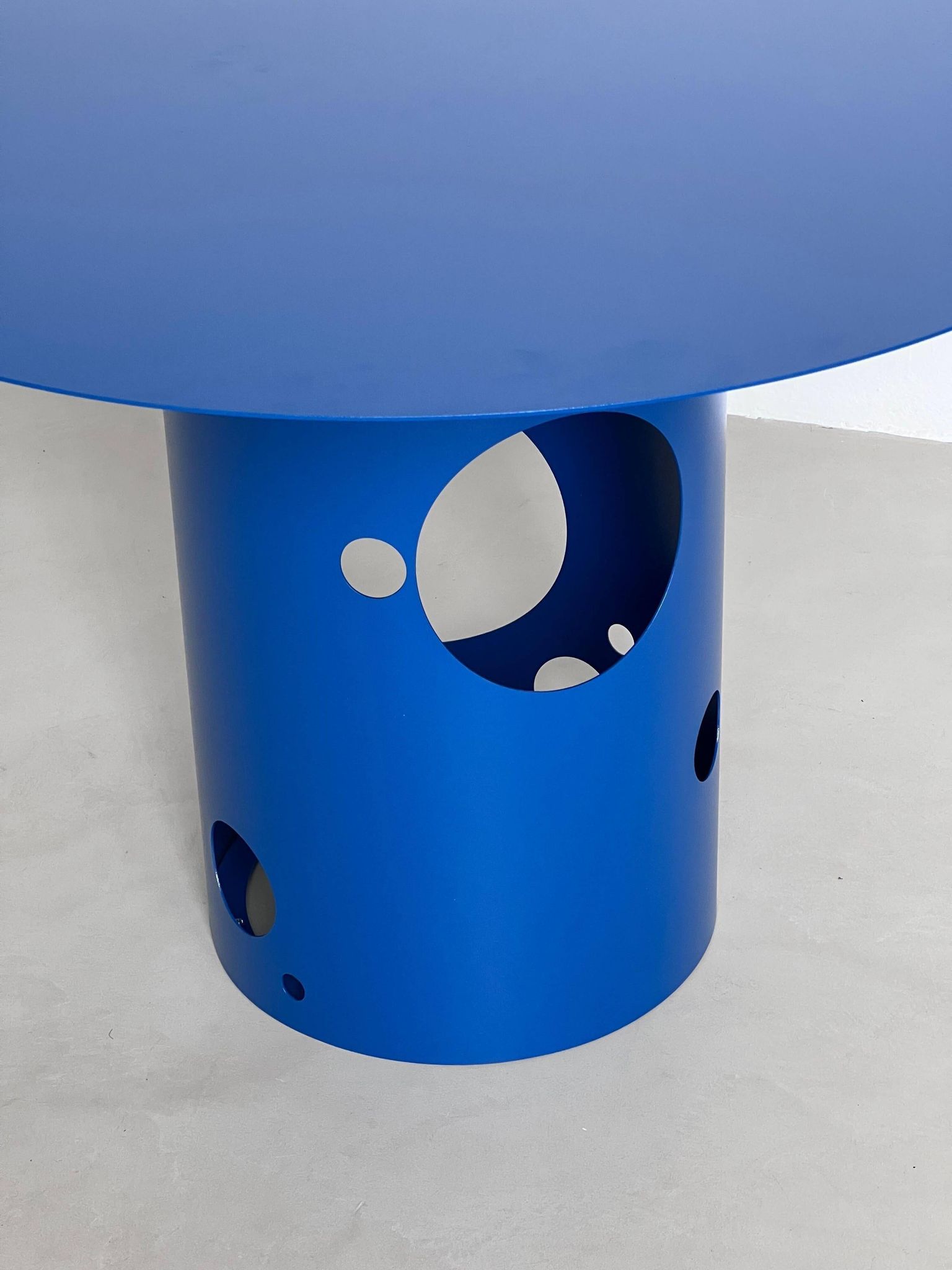 Table de salle à manger italienne contemporaine du XXIe siècle, silos, bleu électrique
