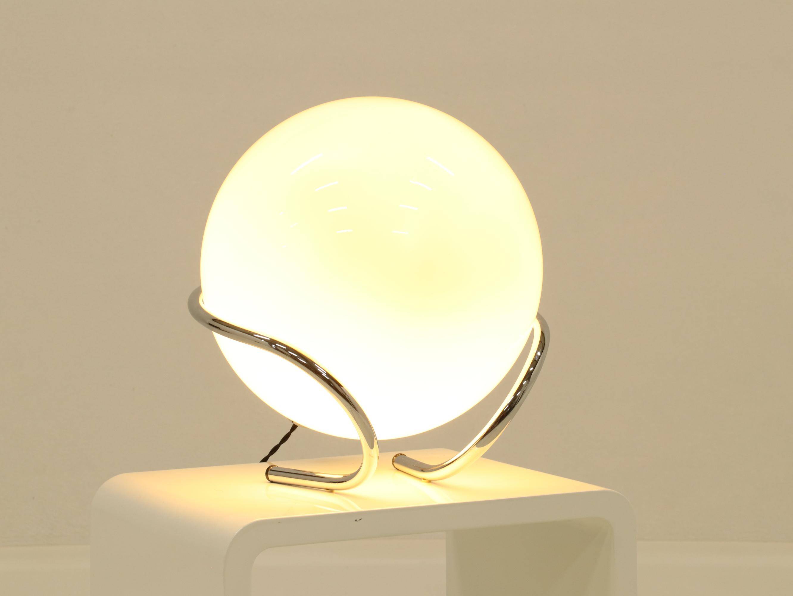 Lampe de table globe en chrome et verre blanc, Italie, années 1970