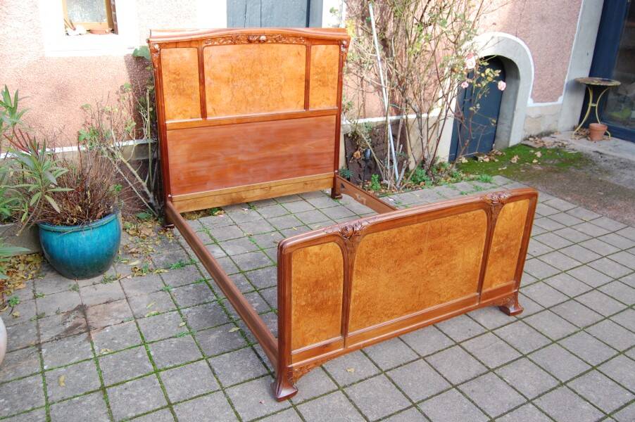 Art Nouveau period bed in mahogany and elm burl from the 1900s