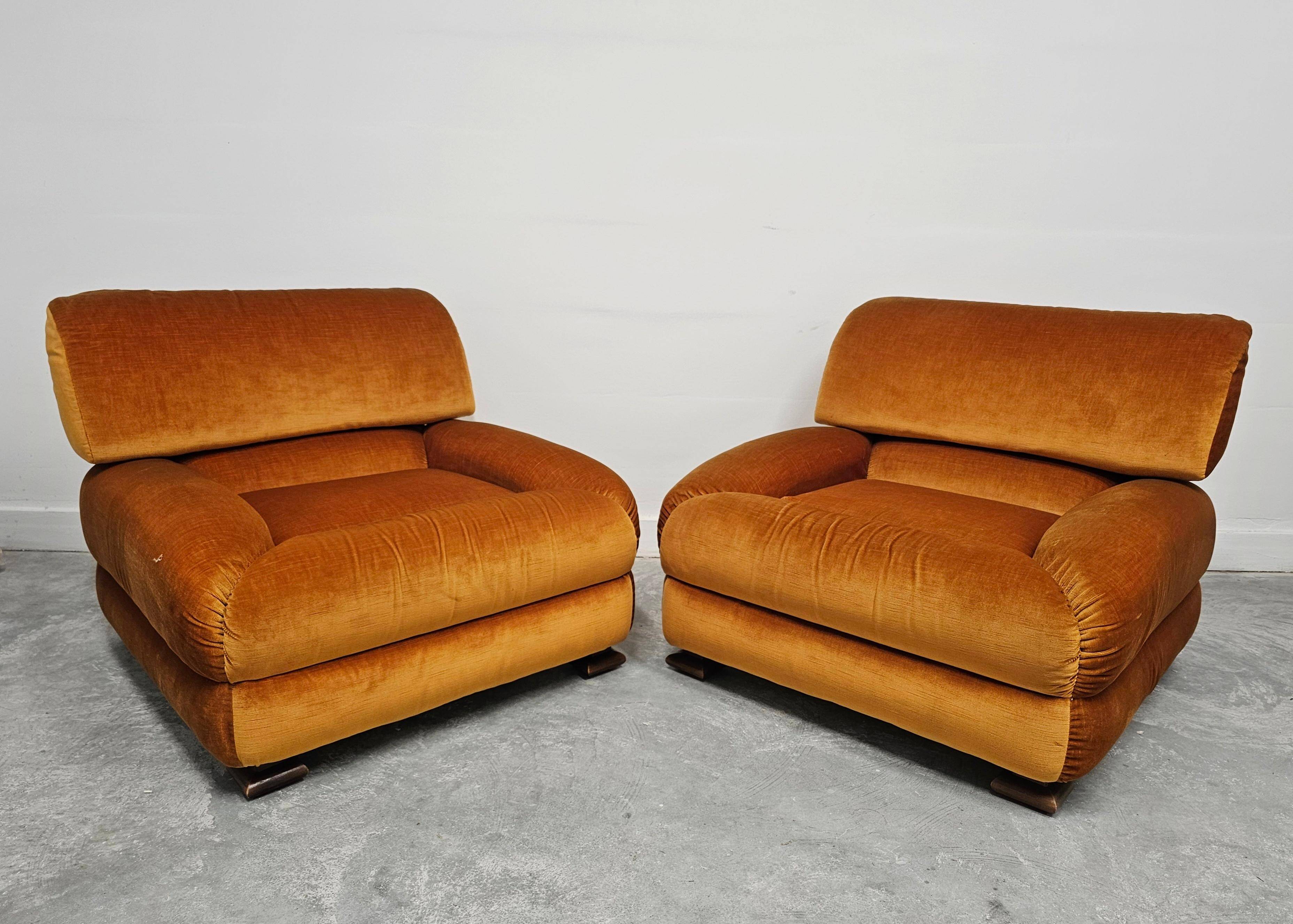 Fauteuil Mid-Century Modern en velours par Zev & Zev