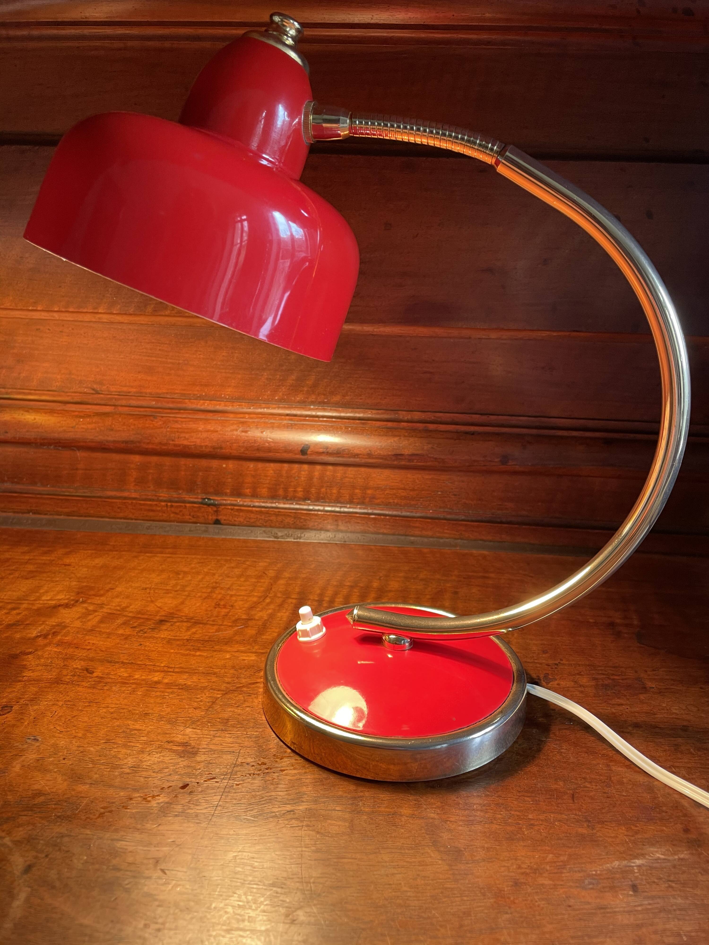 Lampe métal laquée rouge et doré 60’S