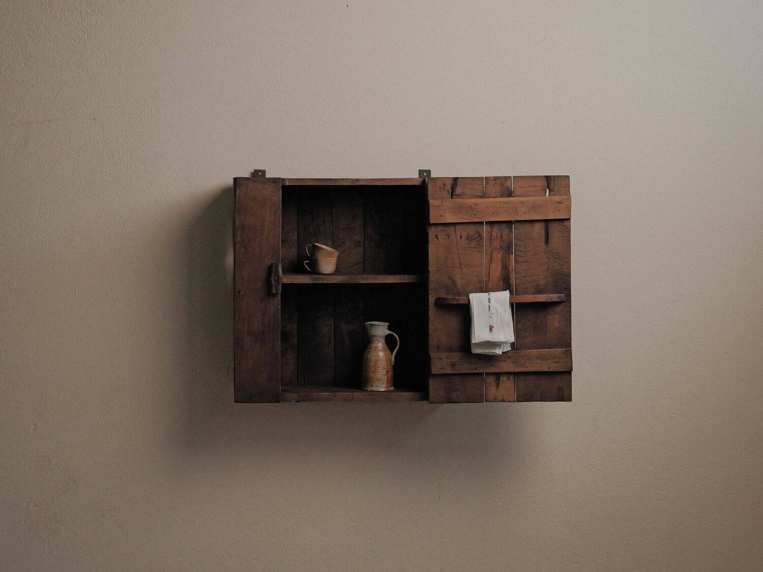 Mountain wall cabinet in solid pine, Folk Art, around 1900