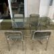 Table vintage en verre et piétement chromé et 4 chaises assorties