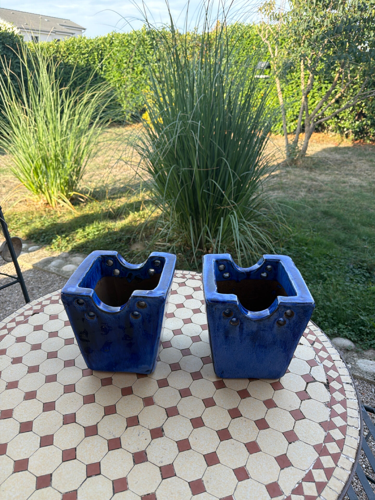 Set of two hanging pots in blue glazed ceramic.