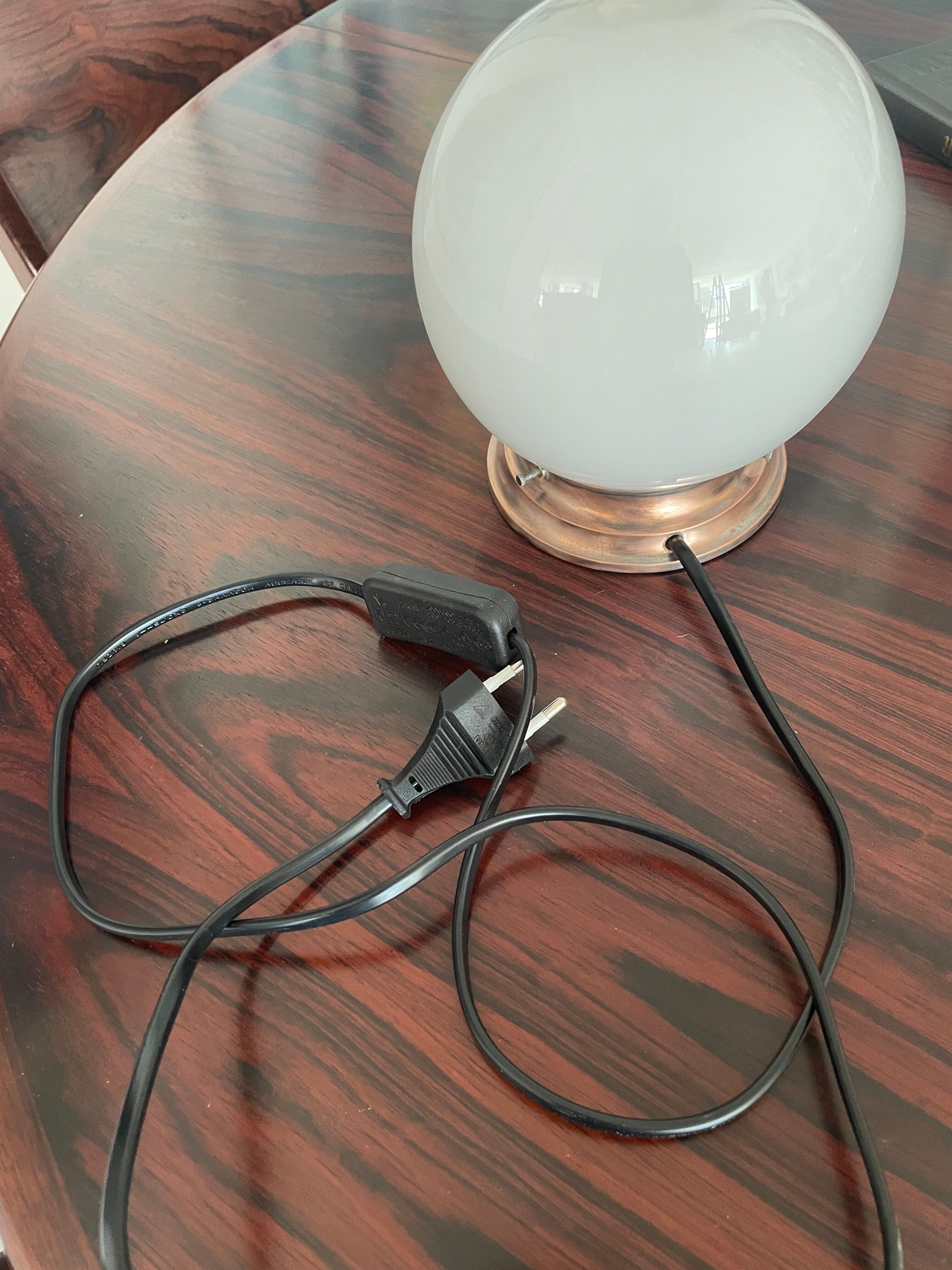 Opaline ball lamp to pose