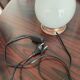 Lampe boule en opaline à poser