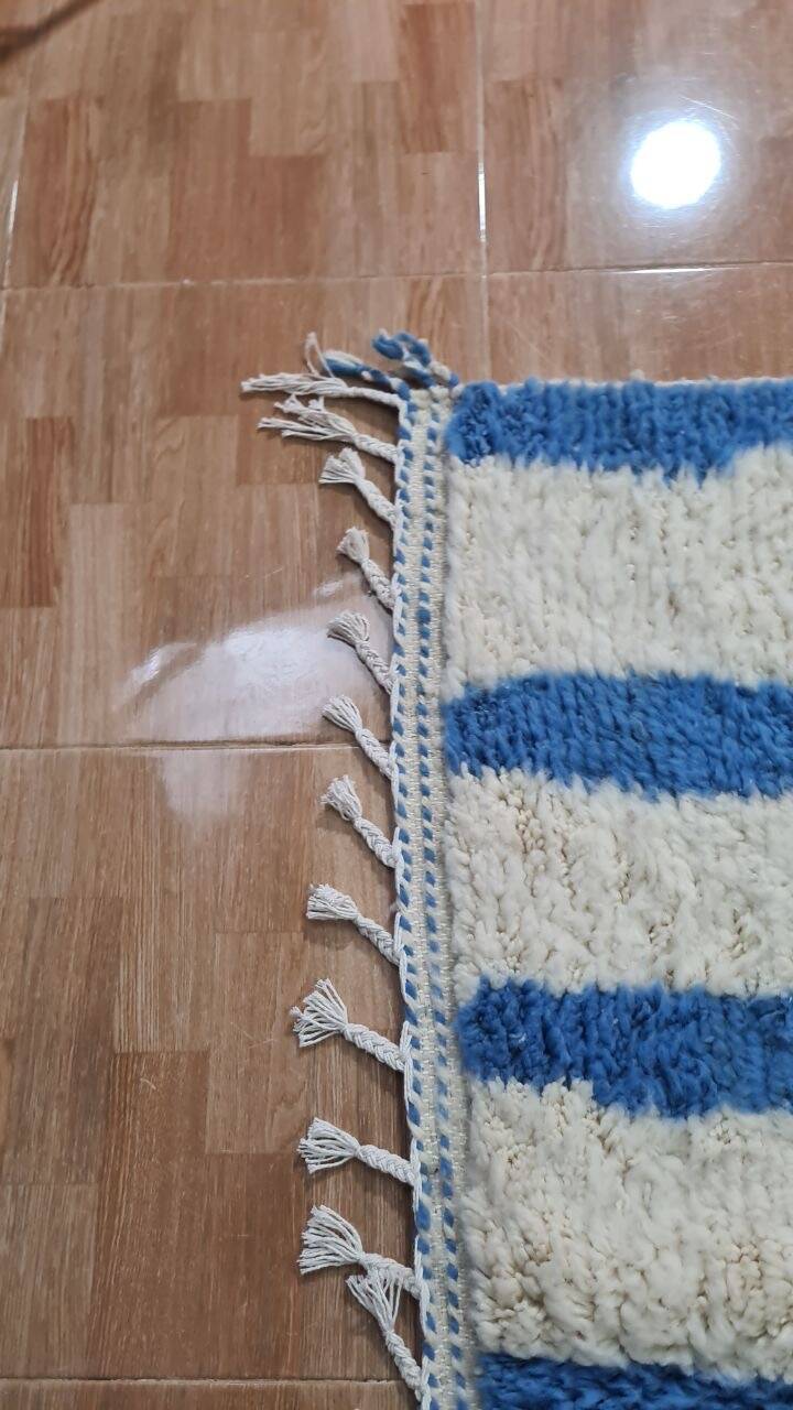 Tapis berbère Beni Ourain fait main au design minimaliste de lignes bleues – 250x150 cm