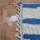 Tapis berbère Beni Ourain fait main au design minimaliste de lignes bleues – 250x150 cm