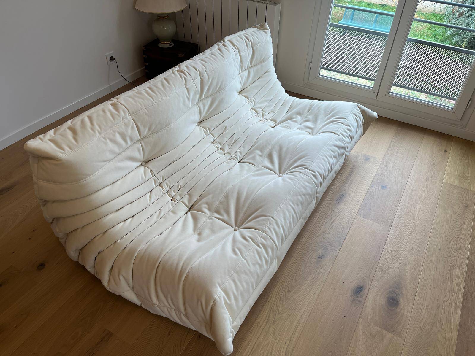Canapé 3 places Togo Ligne Roset en Alcantara coloris Eggshell