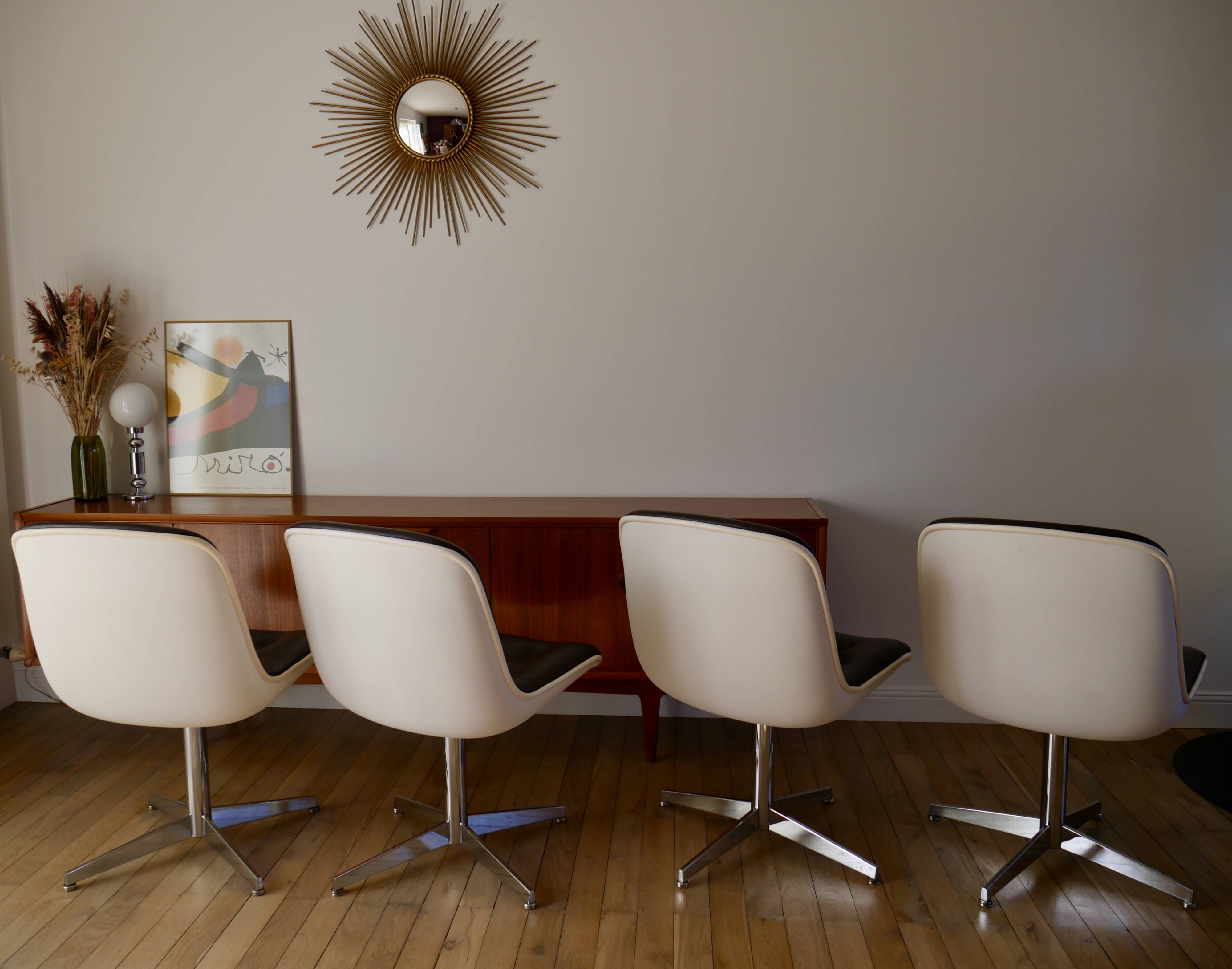 Set of 4 Executive Strafor shell chairs in leather, plastic and chrome 1970s