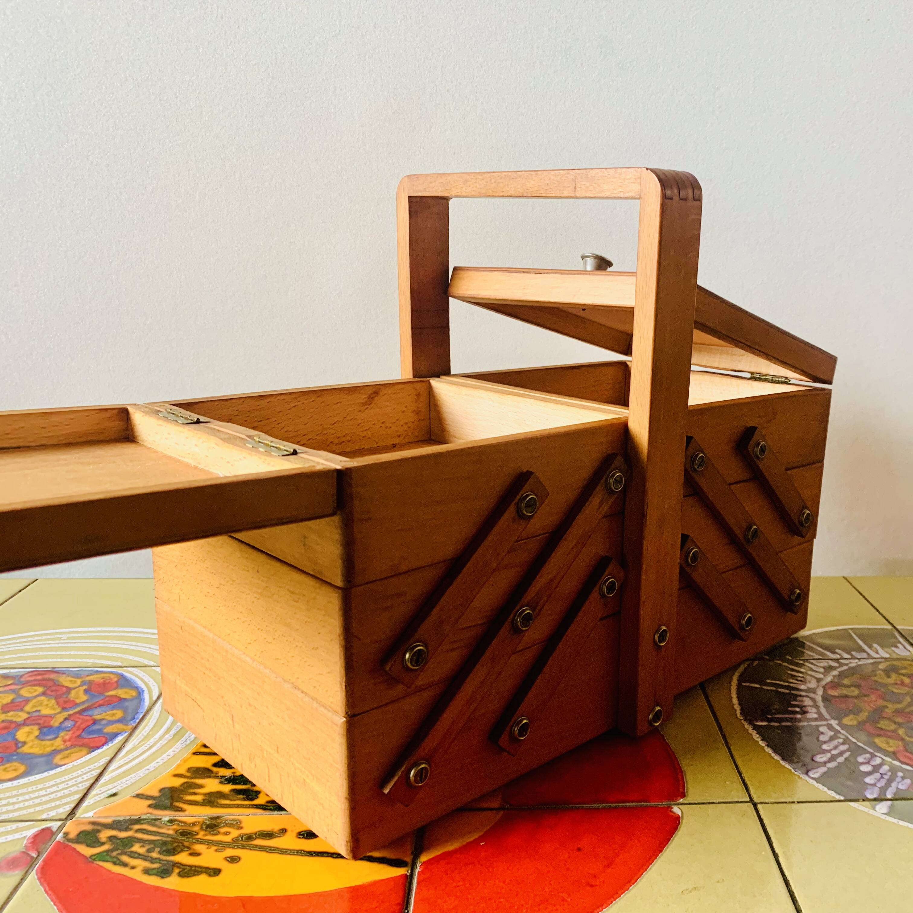Travailleuse - boîte à couture en bois vintage