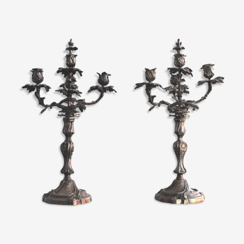 Paire de chandeliers en métal argenté style rocaille