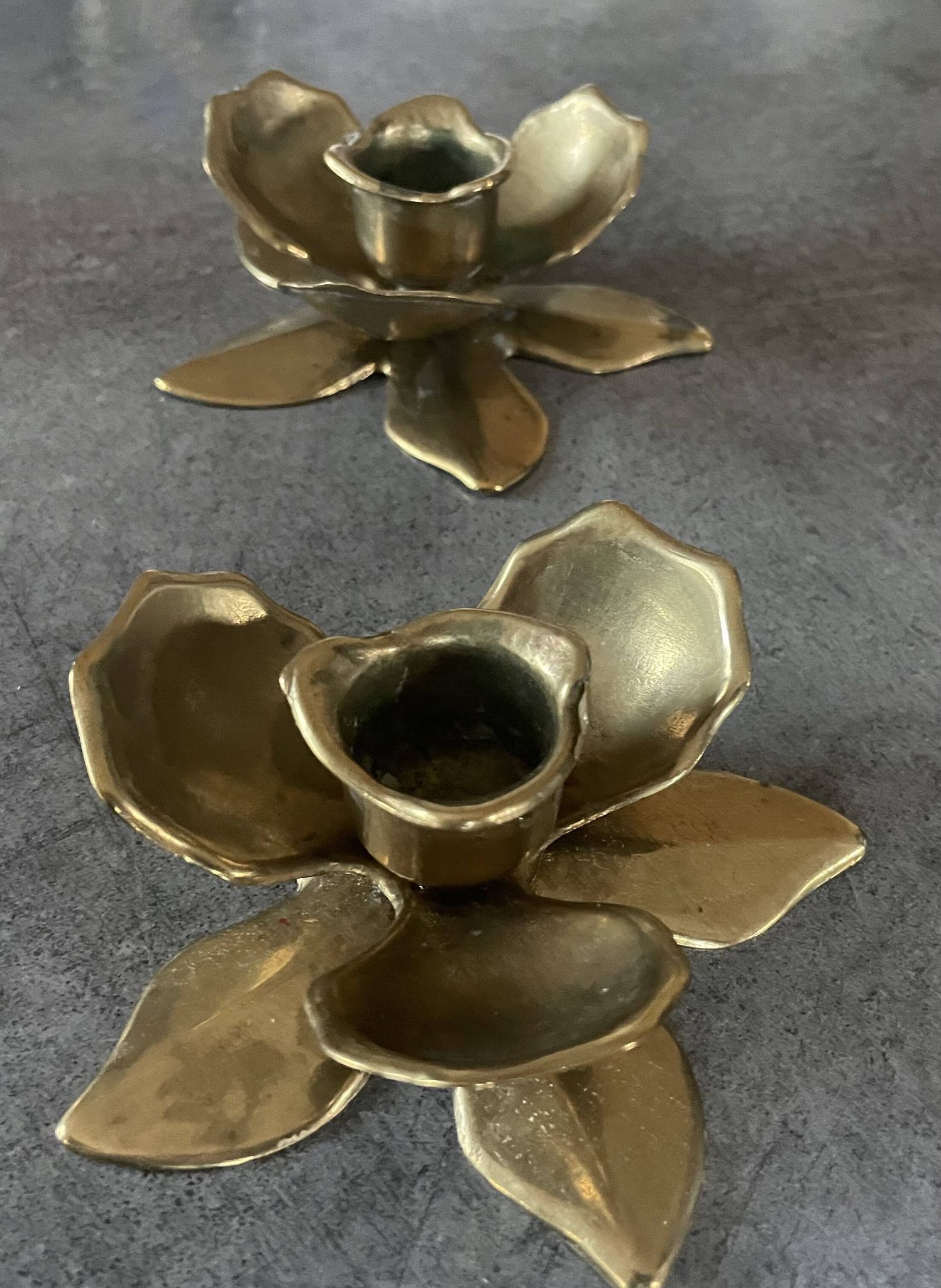 Pair of brass candle holders, duo of flowers vintage, 1970s