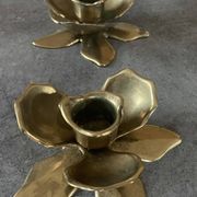 Pair of brass candle holders, duo of flowers vintage, 1970s