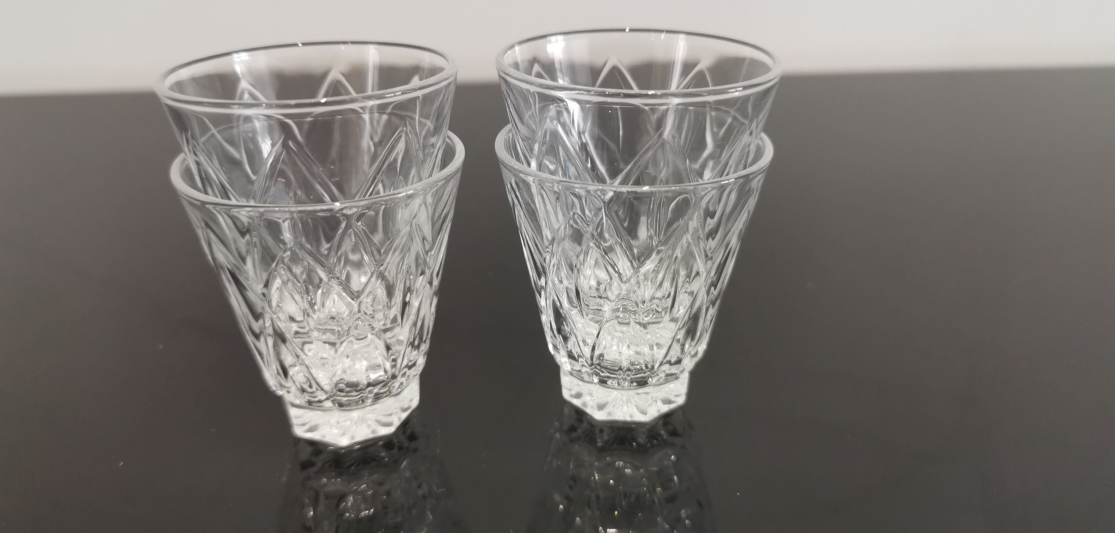 Set of 4 digestive glasses in vintage shell chiseled crystal