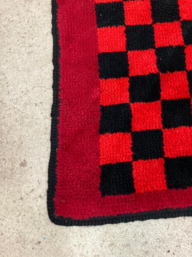 Tapis à carreaux noir rouge vintage