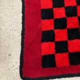 Tapis à carreaux noir rouge vintage