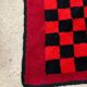 Tapis à carreaux noir rouge vintage
