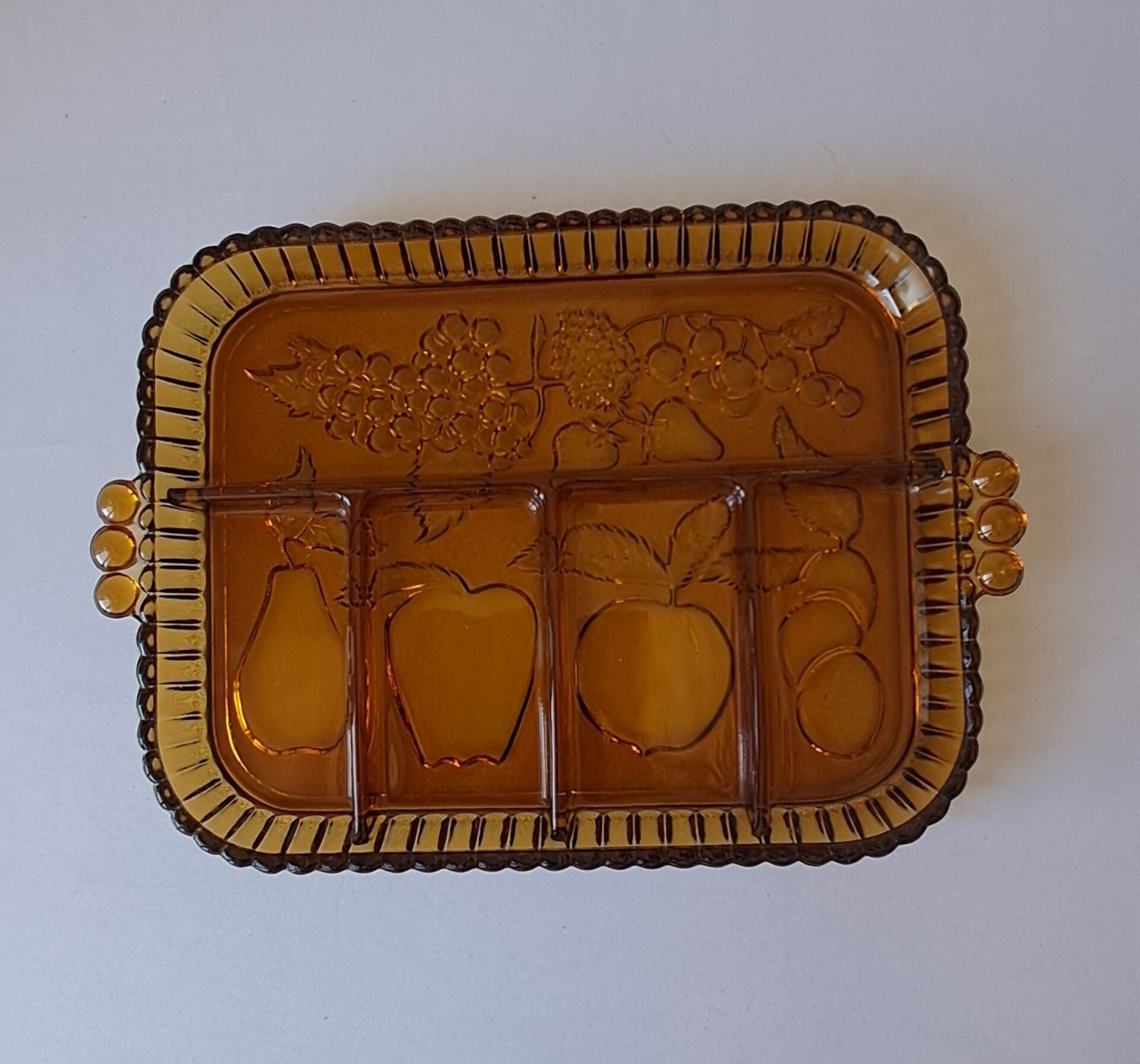 Plateau à compartiments. Verre ambré.  Années 70